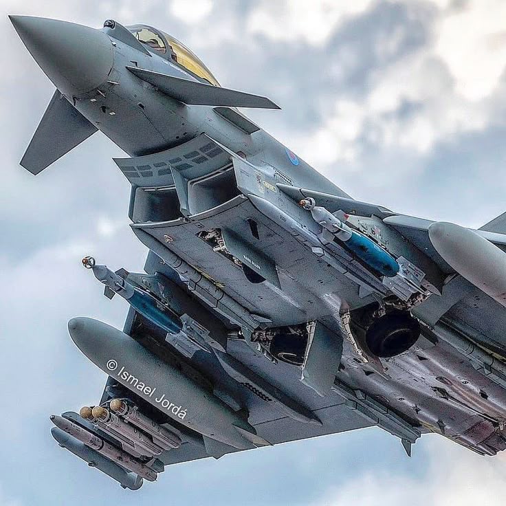 LineroTifon's tweet photo. Eurofighter Typhoon perteneciente a la RAF, despega con armamento variados , desder misiles infrarrorojos de autodefensa AIM-132 Asraam, 2  bombas guiadas por laser y 6 misiles Brimstone.
Foto : Ismael Jorda https://t.co/fV8V0SooYY