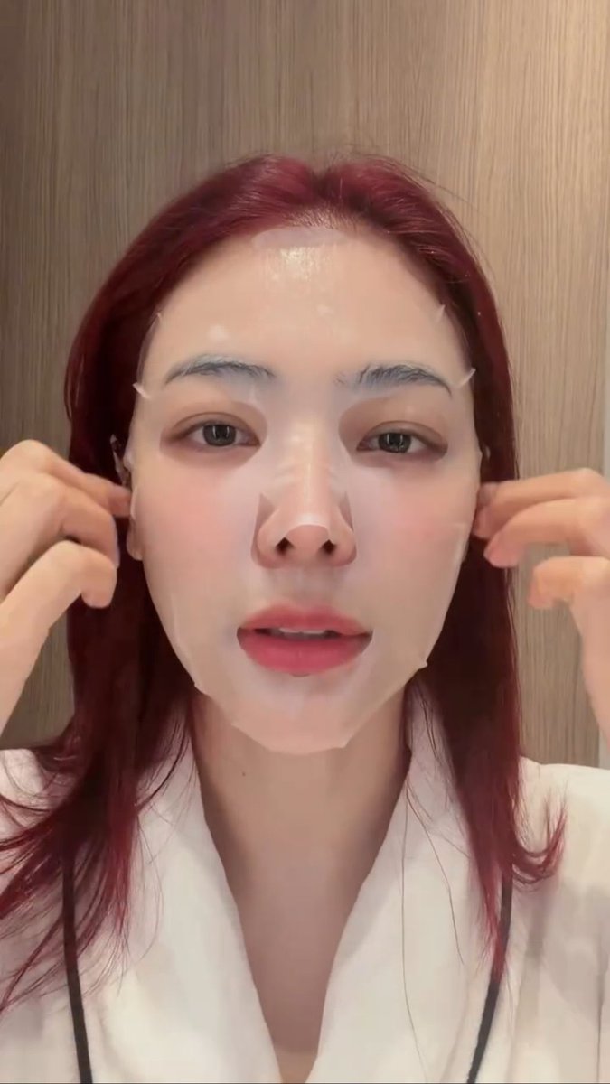 021905d_101494f's tweet photo. When you're so attractive that even wearing a face mask, it made you look so fine 

#FayePeraya https://t.co/EzF6cuu7ur