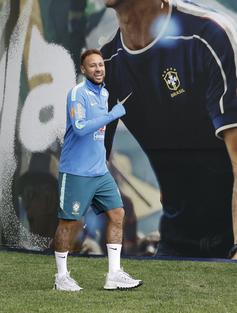 futebol_info's tweet photo. 🇧🇷 Bastidores: Neymar tem comportamento bastante elogiado na Seleção Brasileira.

O que se vê no dia a dia no hotel e no CT é um Neymar obcecado pela recuperação da lesão, com tratamentos em até 3 períodos, e sem folga.

Enquanto não pode jogar, o camisa 10 tem servido de conselheiro para os atletas.

🗞️ @ESPNBrasil 
📸 Rafael Ribeiro/CBF