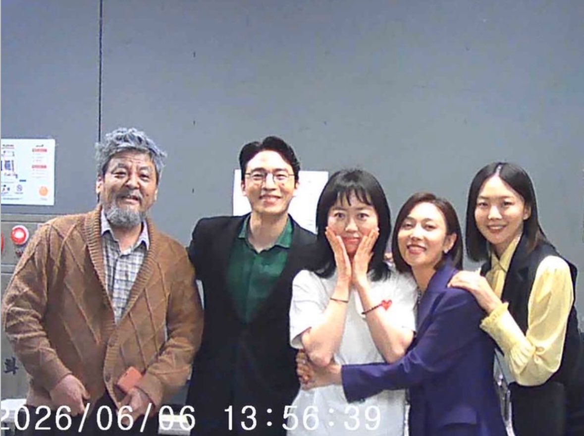 caoptx's tweet photo. #장영남 #jangyoungnam 

2026 연극 <불란서 금고>

비하인드 이미지 모음 타래
밀수 역 ㅣ장영남 💜

금새록 님 인스타 🥹🫶🏻 https://t.co/pZHl5HF3gV