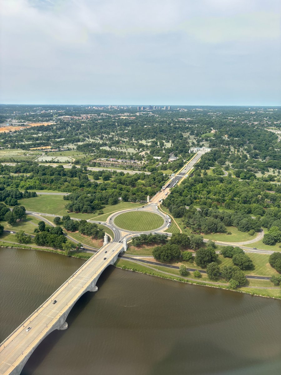 ByERussell's tweet photo. That circle, Memorial Circle, is where Trump wants to build his 250-foot tall Triumphal Arch.

I took this from a flight landing at DCA. Our altitude? 600 feet.

That's only 350 feet of vertical separation.

@WashProbs #washingtondc https://t.co/7nL7CfeS3Z