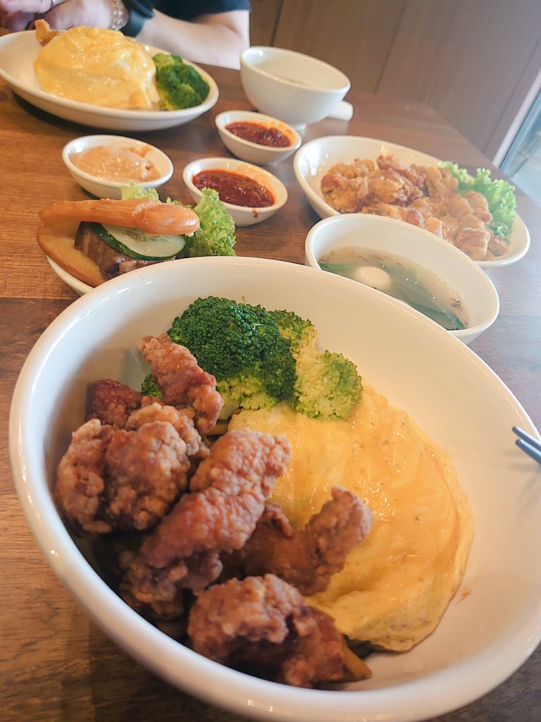 Queen_080's tweet photo. 夜ご飯はカジュアルなお店で。疲れ果てたのかもはや読み取り不可能なタケポンのこの表情よw https://t.co/BkZOkNZFbL