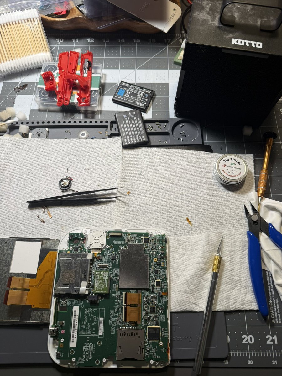 199jen's tweet photo. Quick repair last night on a 2DS. Surgery on the digitizer ribbon 🙂‍↕️ https://t.co/V4kbWw5SEg