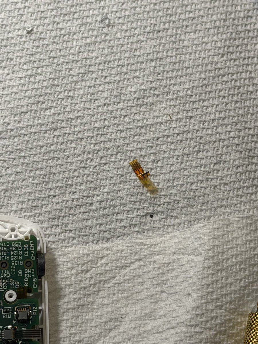 199jen's tweet photo. Quick repair last night on a 2DS. Surgery on the digitizer ribbon 🙂‍↕️ https://t.co/V4kbWw5SEg