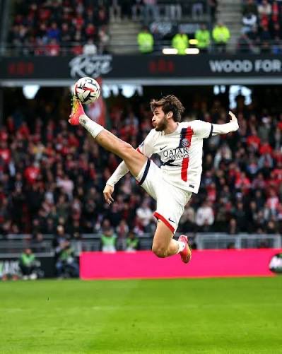 BitFFranco's tweet photo. @elchiringuitotv El mejor jugador de la Champions fue Kvaratskhelia. Ya sé que es difícil decir su nombre pero no veo otro mejor fichaje ahora mismo para Real Madrid. https://t.co/mSFYk0WYMq
