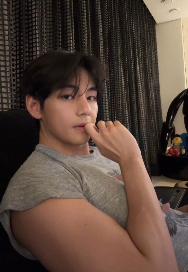 neilperrysme's tweet photo. how dare you look like this bare face, taehyung ? https://t.co/vm0QTw00q2