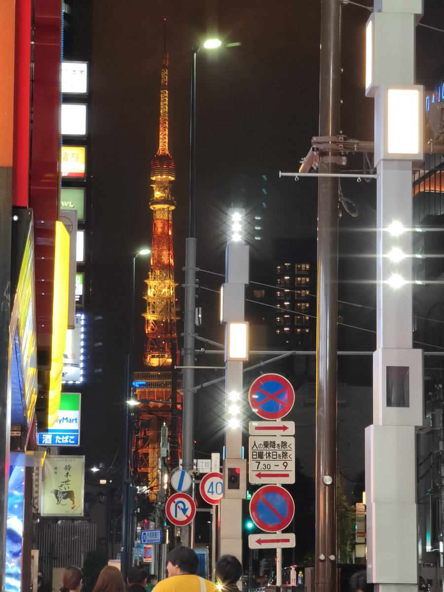 yotagui's tweet photo. 俺という人間が、劇スを観るとどうなるかというと、終演後22時から1時間半かけて東京タワーまで、ほぼ地図を見ずに歩き始めて、その場にいた外国人観光客に声をかけて一人写真を撮ってもらい、握手して「ありがとう！！」と絶叫してしまう、のだ。レヴュースタァライト、今あえて良かった。
熱だ。 https://t.co/Dnjwsct1C9