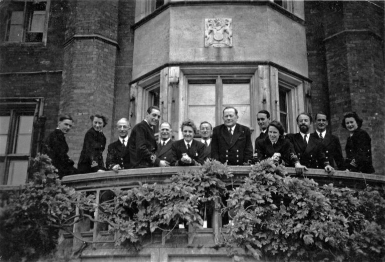 DrHelenFry's tweet photo. They lived in Nissen huts, danced on weekends, and censored letters that said “Churchill is training women to fight”.

These women were also helping to bug Hitler’s generals and shape the course of the war.

The women of CSDIC were sworn to absolute secrecy for decades:
(🧵) https://t.co/B3BWMdAhle