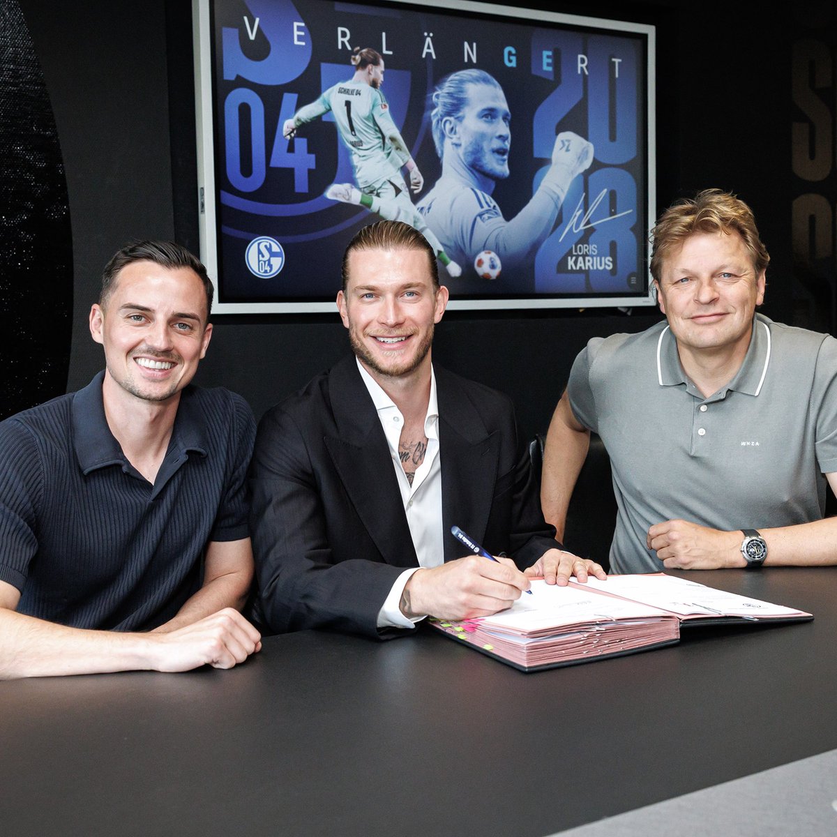 s04's tweet photo. Unser Aufstiegs-Torwart bleibt! Der FC Schalke 04 hat den Vertrag von Loris Karius vorzeitig verlängert. Das neue Arbeitspapier des 32-Jährigen läuft nun bis zum 30. Juni 2028. ✍️

Schön, dass Du bei uns bleibst, Loris! 😊

Mehr dazu ➡ https://t.co/Ps06oX07ij

#S04 | #LK2028 https://t.co/0JajfbqCSr