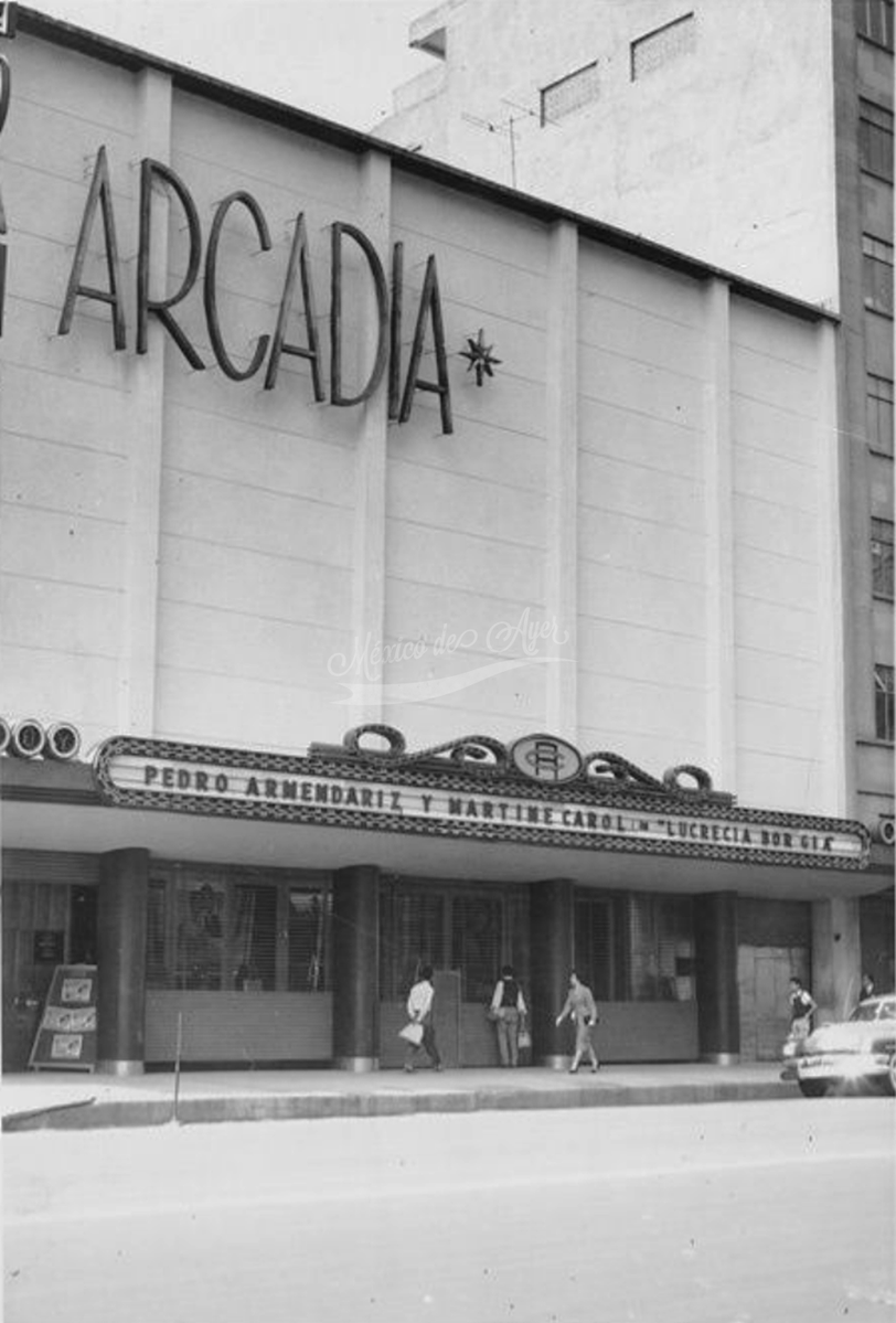 mexdeayer's tweet photo. Fachada del Cine Arcadia en 1954, ubicado en el número 39 de la calle de Balderas. Esta sala cinematográfica ocupa un lugar especial en la memoria de muchos capitalinos, ya que durante décadas fue uno de los espacios de entretenimiento más populares de la zona y un punto de reunión para numerosas familias.
El Cine Arcadia era especialmente conocido por sus tradicionales matinés, que atraían a niños y adultos durante los fines de semana. Antes de cada función, el público podía disfrutar de espectáculos de payasos y otras presentaciones en vivo, convirtiendo la visita al cine en una experiencia completa de diversión y convivencia familiar. Gracias a este ambiente, el recinto se consolidó como uno de los lugares favoritos para el entretenimiento de varias generaciones.
Con el paso de los años, los cambios en la industria cinematográfica y en los hábitos del público transformaron el destino de la sala. En su última etapa de funcionamiento, el cine se dedicó principalmente a la exhibición de películas para adultos, alejándose del carácter familiar que lo había distinguido en sus mejores años. Finalmente, cerró sus puertas y el inmueble fue demolido.
Hoy en día, el lugar que ocupó el Cine Arcadia ha sido reemplazado por un estacionamiento público y diversos comercios, dejando atrás una parte importante de la historia del entretenimiento en el centro de la Ciudad de México. Sin embargo, su recuerdo permanece vivo entre quienes disfrutaron de sus funciones y de los espectáculos que hicieron de este cine un sitio entrañable para varias generaciones.

https://t.co/q9QRB4vNJj