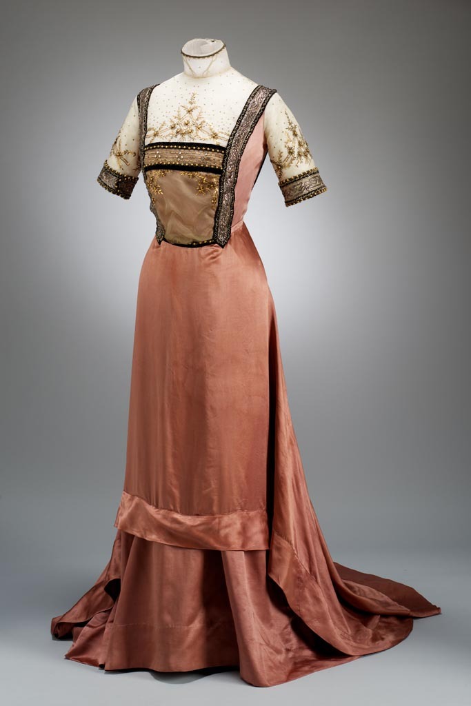 wikivictorian's tweet photo. Evening dress, 1910. Hungary. Museum of Applied Arts, Budapest. https://t.co/zRAiST9F8y