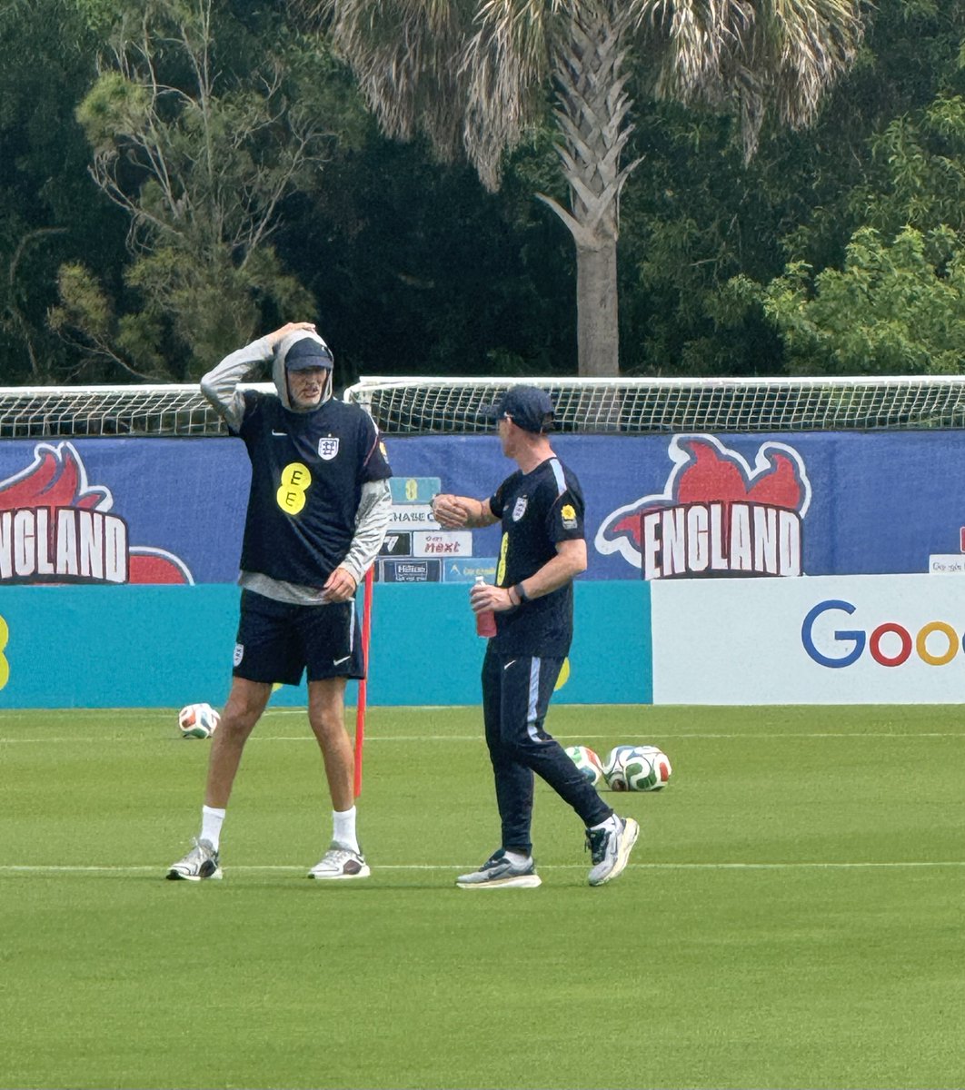 henrywinter's tweet photo. Tuchel prepared for the heat at England training at Palm Beach Gardens. #ENG https://t.co/xn9rwqkzzq