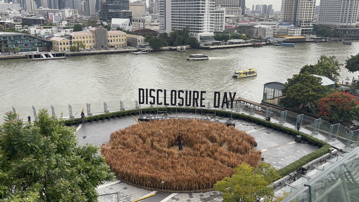 Thai_SuperHero's tweet photo. วันนี้รอบสื่อ Disclosure Day เค้าจัดทุ่งหญ้าเทียมที่ ICON Siam ซึ่งเจ๋งที่จะมีเอฟเฟคล้มลุกเองได้เหมือนในหนัง พร้อมตั้งกล้อง ลอยโดรนเก็บฟุตไปตัดต่อเป็นคลิปสั้น

พอไปถึงแล้วทีมงานบรีฟๆๆ แล้วส่งลงทุ่งเลย เหมือนได้มาแสดงหนังมาก 5555 https://t.co/t7Wez3GV4P