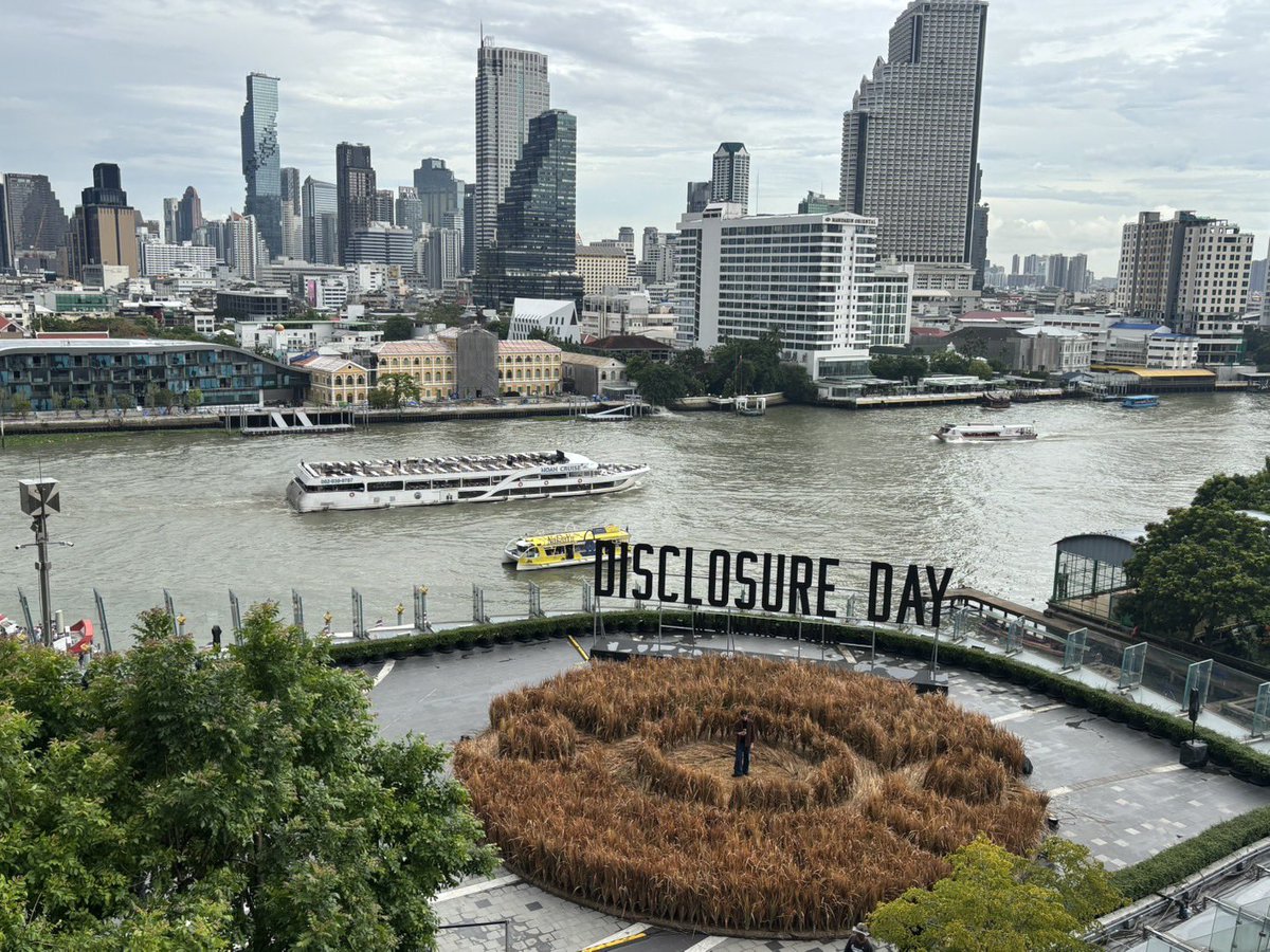 Thai_SuperHero's tweet photo. วันนี้รอบสื่อ Disclosure Day เค้าจัดทุ่งหญ้าเทียมที่ ICON Siam ซึ่งเจ๋งที่จะมีเอฟเฟคล้มลุกเองได้เหมือนในหนัง พร้อมตั้งกล้อง ลอยโดรนเก็บฟุตไปตัดต่อเป็นคลิปสั้น

พอไปถึงแล้วทีมงานบรีฟๆๆ แล้วส่งลงทุ่งเลย เหมือนได้มาแสดงหนังมาก 5555 https://t.co/t7Wez3GV4P
