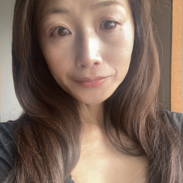 minminxxpeace's tweet photo. エステの私でもびっくりした朝の変化
 Twenty up（トゥエンティアップ） オリヤンUSでSOLD OUTになってるLDM美顔器 THOME製✨ 
朝の支度中に充電して、そのままサッと使えるのが神。 
Collagen Boost Ampoule
美顔器と一緒使いするとじんわり温かい感覚で好き🥰

今日メイクノリもバッチバチ💞
#PR https://t.co/ncS1rz4Shf