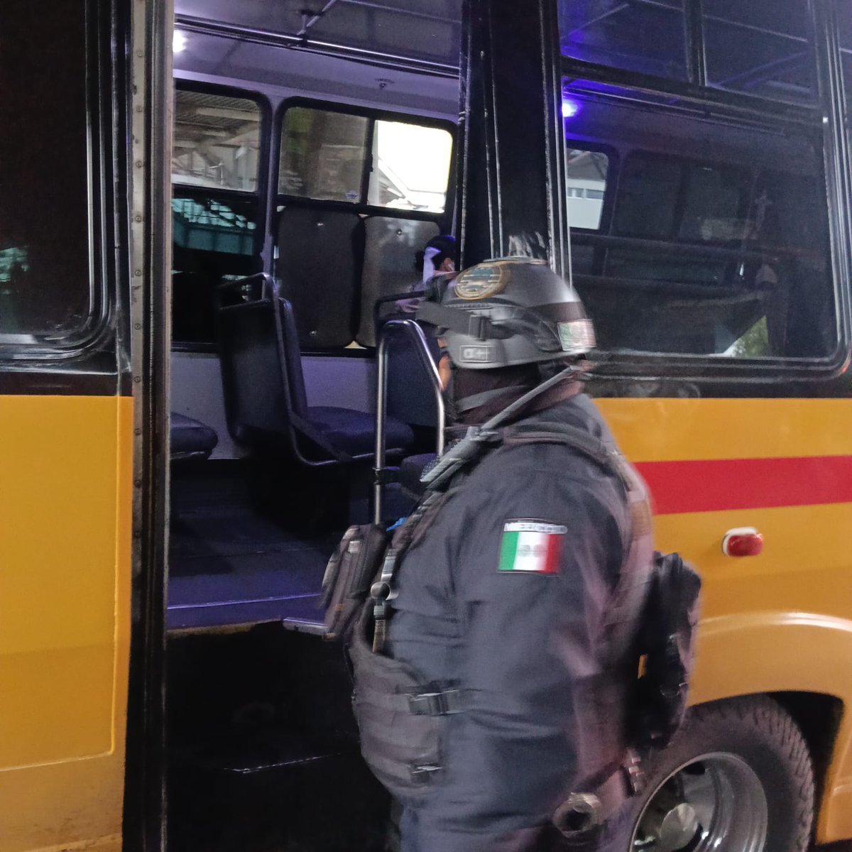 seguridadneza's tweet photo. 🚌🚓  Control preventivo al transporte público

Continuamos realizando controles preventivos en unidades de transporte público para fortalecer la seguridad de usuarios y operadores durante sus traslados.

#TransporteSeguro #ControlPreventivo #PrevenciónDelDelito https://t.co/M2hXMy70hf