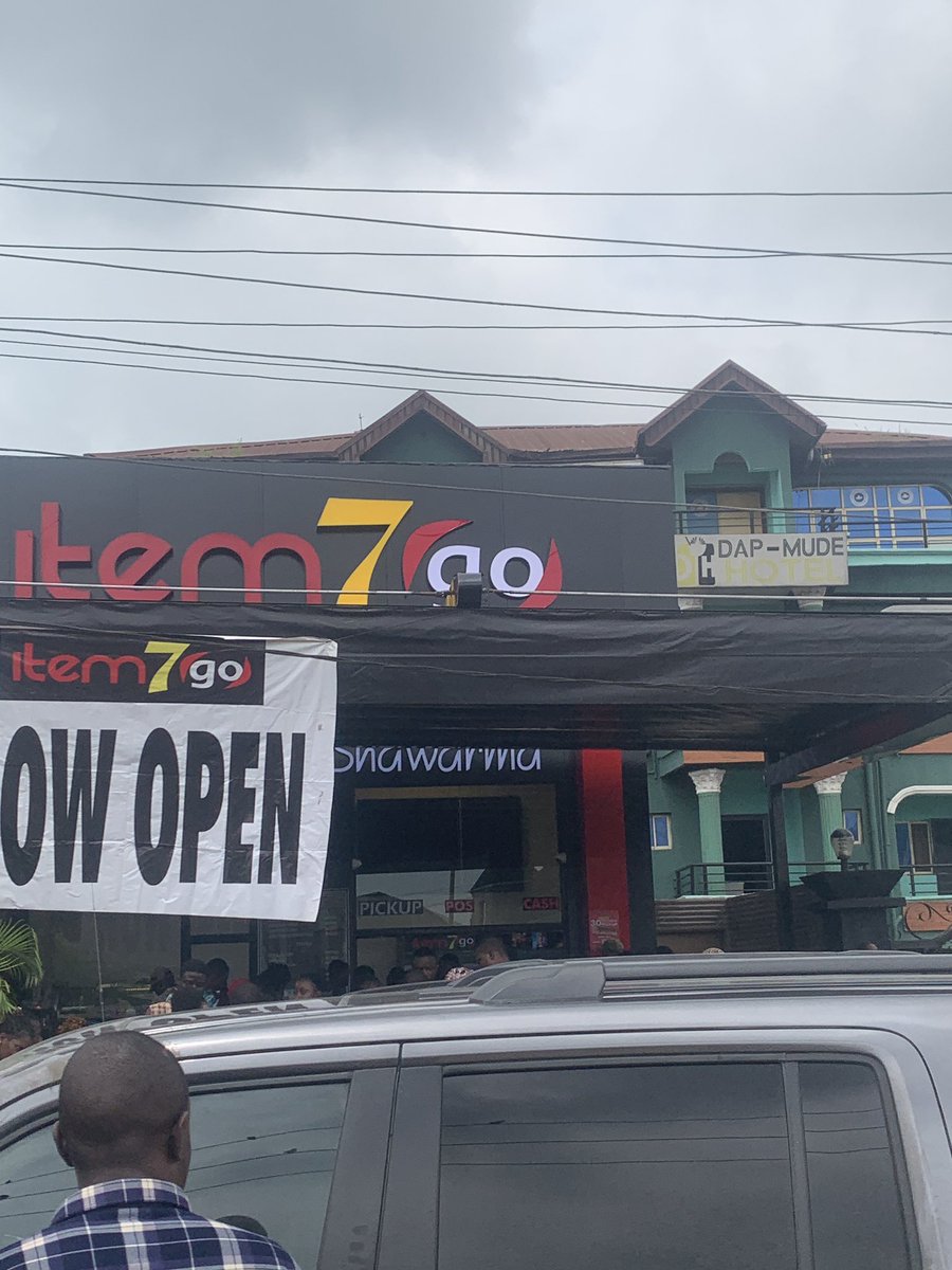 MoweTwitta's tweet photo. Item7go sharing free food on their official opening 

📍 Ibafo https://t.co/8MvuBZo2XT