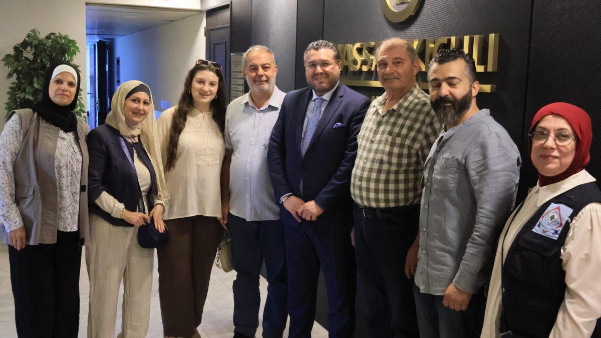 hasankeshli's tweet photo. استقبل رئيس هيئة رعاية السجناء وأسرهم في دار الفتوى المحامي حسن كشلي وفدا من رابطة أبناء بيروت، ضم رئيس الرابطة الحاج محمد الفيل والمدير التنفيذي الحاج ابراهيم كلش وعدد من أعضاء اللجنة النسائية، بحضور رئيس المجلس الثقافي الانمائي لمدينة بيروت الاعلامي محمد العاصي وعدد من الفعاليات.
وقدم الوفد للمحامي كشلي هدية تذكارية عبارة عن لوحة الخلود.