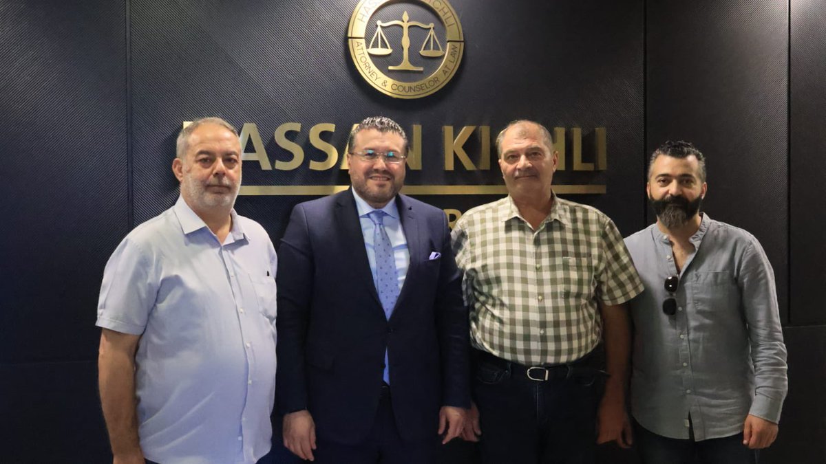 hasankeshli's tweet photo. استقبل رئيس هيئة رعاية السجناء وأسرهم في دار الفتوى المحامي حسن كشلي وفدا من رابطة أبناء بيروت، ضم رئيس الرابطة الحاج محمد الفيل والمدير التنفيذي الحاج ابراهيم كلش وعدد من أعضاء اللجنة النسائية، بحضور رئيس المجلس الثقافي الانمائي لمدينة بيروت الاعلامي محمد العاصي وعدد من الفعاليات.
وقدم الوفد للمحامي كشلي هدية تذكارية عبارة عن لوحة الخلود.