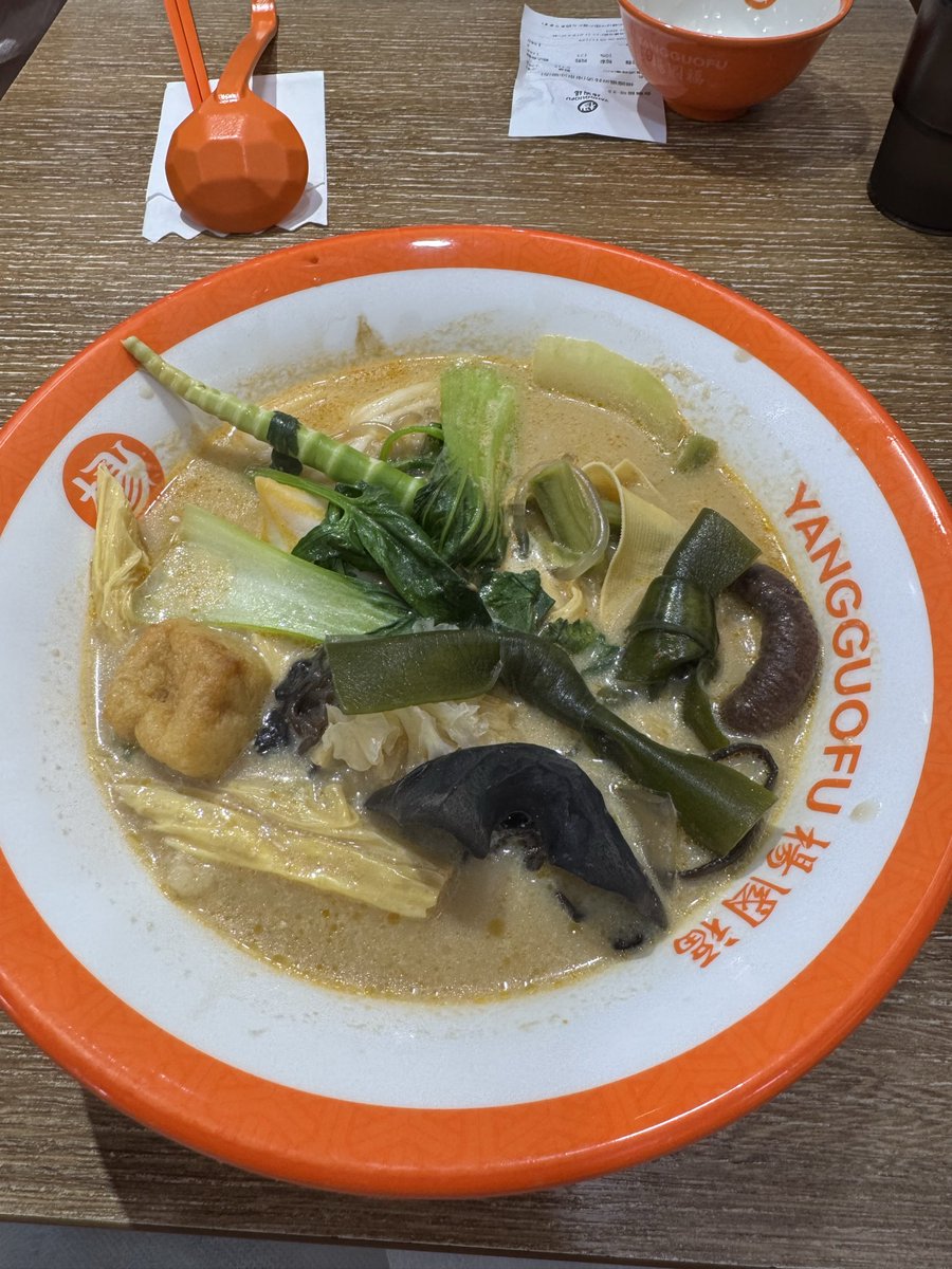 maeda7643's tweet photo. 麻辣湯は中毒性のある味ももちろんだけど、店舗で好きな具材を選んで最強のデッキを作れるカスタマイズ性にもやられていて、行けば行くほど自分の丼が研ぎ澄まされていくのを感じてたまんないんだよな　食べる度に「次はもっとうまくやれる」と思ってしまう https://t.co/95iK6TOb1X