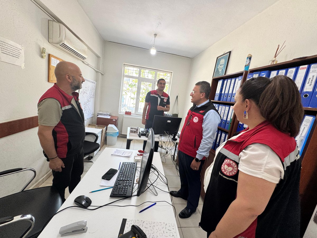 bergamailcetar's tweet photo. İzmir İl Tarım ve Orman Müdürümüz Kahraman AKDOĞAN ve Bitkisel Üretim ve Bitki Sağlığı Şube müdümüz Engin Altunoğlu ilçe müdürlüğümüze yapmış oldukları nazik ziyaretleri için teşekkür ederiz. https://t.co/Wt7g62VfJ7