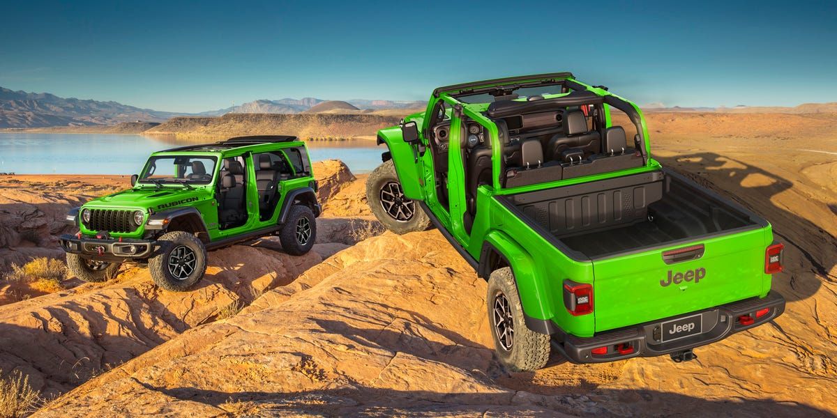 RoadandTrack's tweet photo. Jeep is recalling more than 1 million Wranglers, Gladiators because they might burst into flames. https://t.co/j5iEBLGLQA https://t.co/hr5xacGNSz