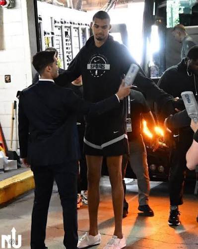 Gutowpf's tweet photo. @lbertozzi @PHM_OLIVEIRA O próprio time do Spurs na final da NBA ontem foi revistado, não tem esse papo aí https://t.co/pJ8tvJcWHX