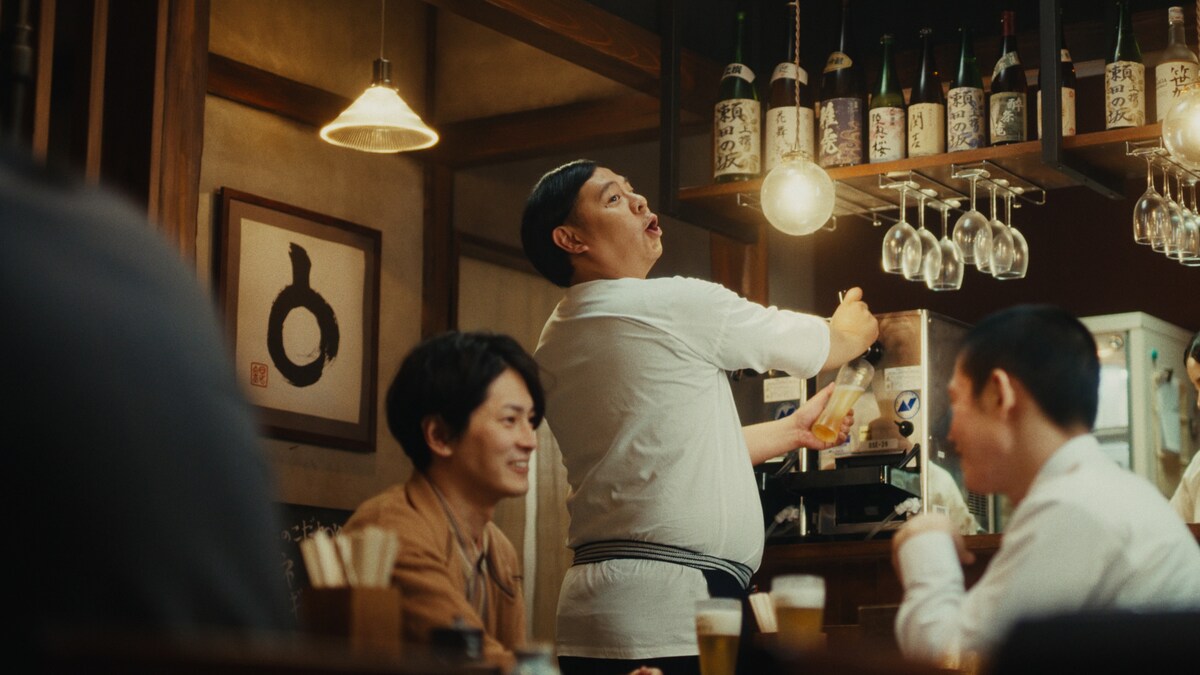 owarai_natalie's tweet photo. ドンデコルテ「一番搾り」CM、早くも第2弾　渡辺が「とりあえず生」という常套句に疑問（動画あり）
https://t.co/zzmFsaOQTv https://t.co/6VL3hHK1Yg