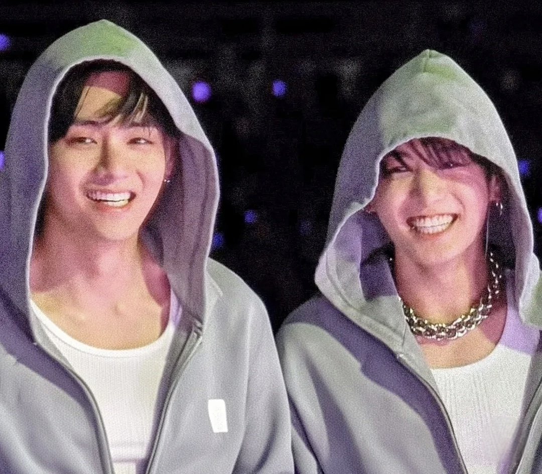 HopeTK000's tweet photo. My most handsome men with the most genuine, beautiful smiles that widens when close to each other.

Have a wonderful Tuesday!! 🫶💚💜 https://t.co/9HiOiyjIry