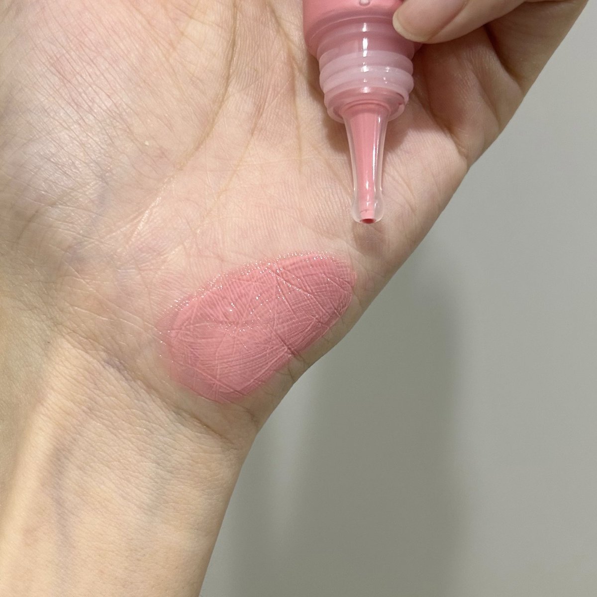 mutmeeqq's tweet photo. บลัชของ Dinto คือเริ่ดจริงง ชอบ La Belle Rose Liquid cheek มากก บลัชเนื้อนุ่มลื่น เกลี่ยง่าย สีชมพูน่ารักกๆ ทาแล้วแก้มดูสุขภาพดี ใครชอบบลัชโทนชมพู แนะนำสี 64 เลยย น่ารักจริงง💖 #DintoTH https://t.co/fRTyBbwnuL