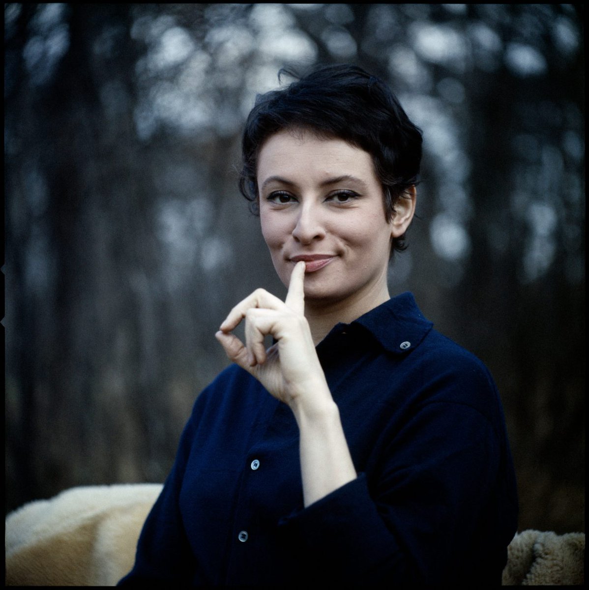 CeJour_Histoire's tweet photo. Une petite fille brûle ses photos d'enfance. Elle ne veut rien garder. Des années plus tard, elle deviendra l'une des plus grandes voix de la chanson française.

9 juin 1930, Paris, quartier des Batignolles. Une fille naît dans une famille juive modeste. Son nom : Monique Serf.

L'enfance est cabossée. Un père qu'elle finira par détester, et qu'elle fuira. La guerre, ensuite. Juive, la famille se cache de village en village pour échapper aux rafles. Elle a dix ans et apprend déjà à disparaître.

Une seule chose la tient debout : le piano. Elle joue, sans cesse, sur des touches imaginaires quand elle n'a pas d'instrument.

Adulte, elle chante dans les cabarets, la nuit, à L'Écluse. On l'appelle la chanteuse de minuit. Longue, brune, vêtue de noir. Elle compose enfin ses propres chansons.

Et là, tout bascule. Nantes, écrite après la mort de ce père haï. Göttingen, main tendue à l'Allemagne d'après-guerre. L'Aigle noir, qui s'écoule, dit-on, à un million d'exemplaires en quelques heures.

Brassens la prend en première partie. Brel devient son ami. La France entière connaît sa voix.

Aujourd'hui encore, dès qu'un piano joue les premières notes de L'Aigle noir, une salle entière retient son souffle.

Elle a transformé chaque blessure en chanson. Elle s'appelait Barbara.

Et vous, c'est quelle chanson d'elle qui vous revient en premier ?
