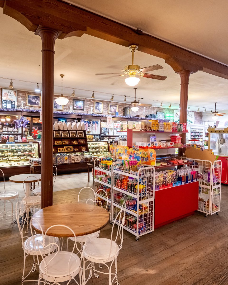 lakingscandy's tweet photo. School’s out, the sun’s up, and it’s time for treats! Kick off summer the sweetest way—at La King’s! 🍦🎉

#Summer #GalvestonSweetSpot #LaKingsGalveston #GalvestonTX #GalvestonBeach https://t.co/RXHSTa9UkU