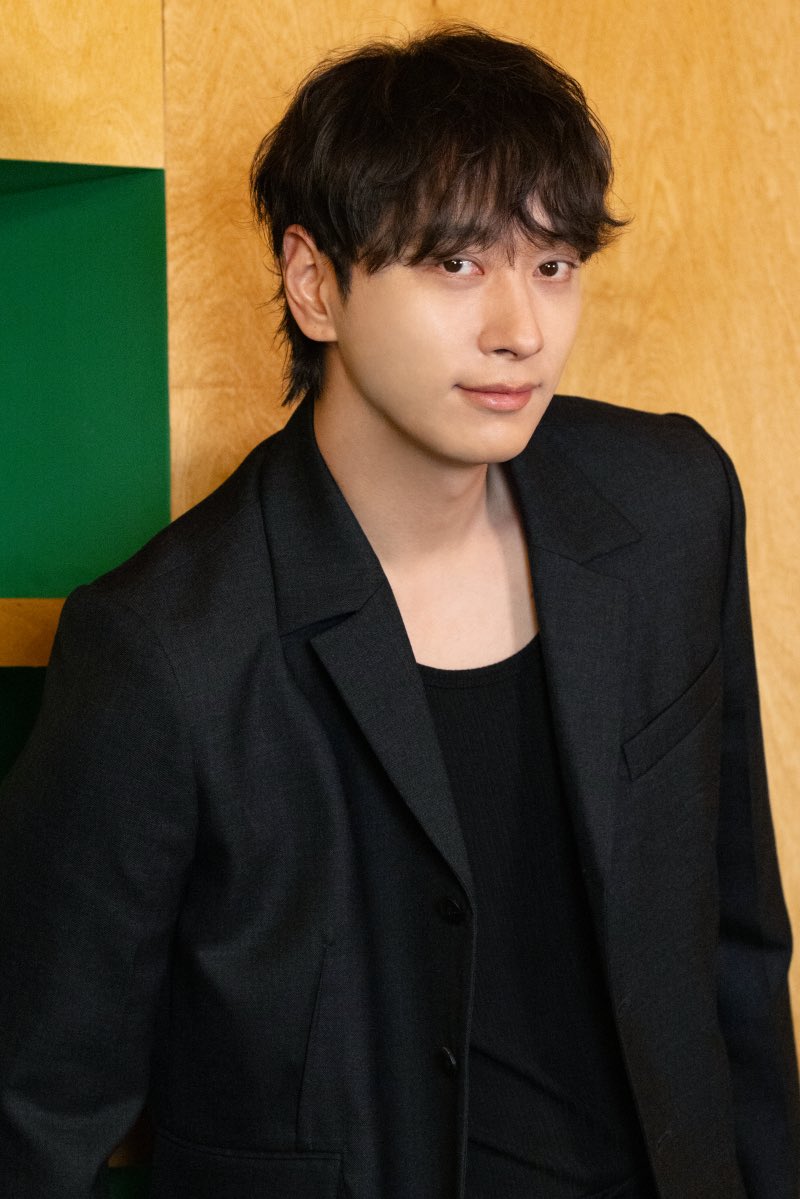 2PMesicy's tweet photo. “완성형을 향해 가는 과정”

「完成形を目指す過程」

まだ先を目指すチャンソン。
かっこよすぎる！💜🥺

ソロで磨き上げた魅力が集合して
6人になると一瞬であの2PMに戻る。
家族のように仲良しな6人が愛おしい☺️

#2PM #황찬성 #チャンソン

https://t.co/lH68nDXzKY https://t.co/V7LzrTUkU2