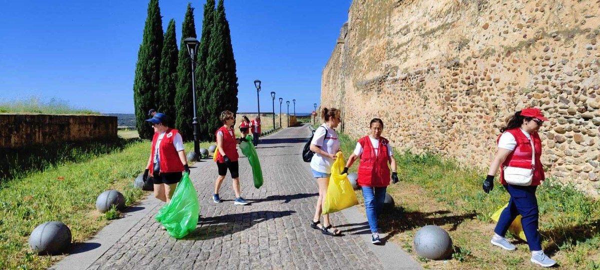 Radioagueda's tweet photo. Los voluntarios de Cruz Roja Ciudad Rodrigo recogen 10 kg de residuos en la muralla mirobrigense

https://t.co/osJmKkwZUH https://t.co/fQEx23VCBH