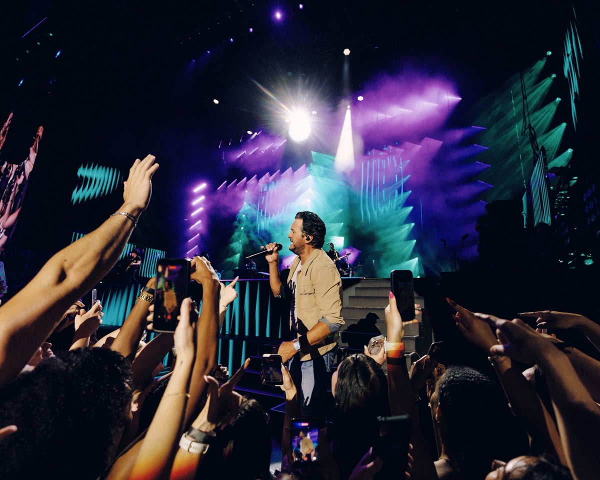 lukebryan's tweet photo. Had a damn good time closing out #CMAFest for its last year at Nissan Stadium. Such a special night https://t.co/hiWLEYgibp