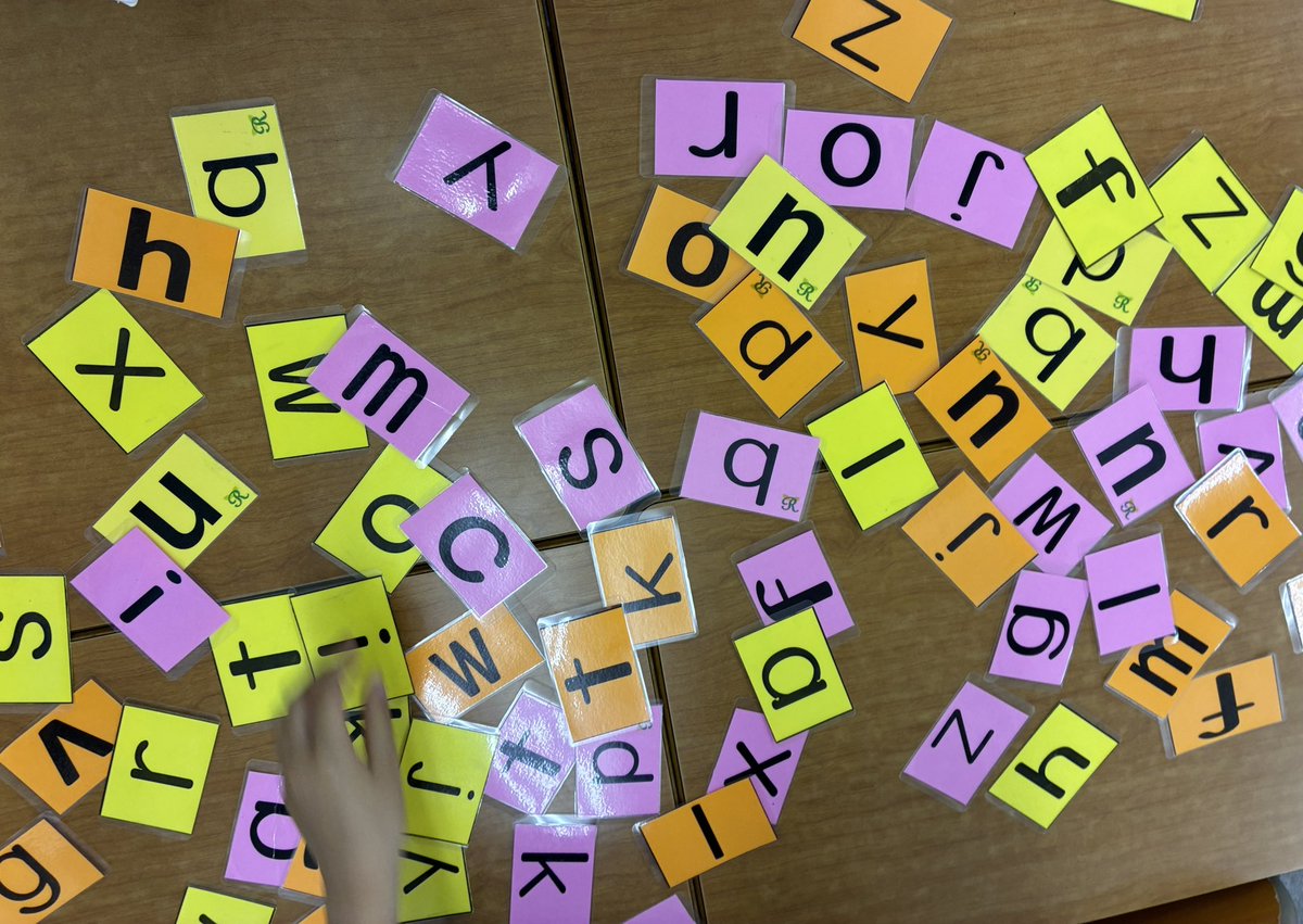 Rlabo2019's tweet photo. 今週の #小学英語(高学年3)

①英会話でwarm up!
②Quiz(How old is he?)
③Alphabet(small letters)
    ✳︎pronounce
    ✳︎Card Game
    ✳︎Writing
④Words
    ✳︎phonics
    ✳︎Writing
⑤Card Game(words)
✳︎今日も楽しく英語表現をマスター！

#英語垢
#学習塾 https://t.co/KjVE5M1jmR