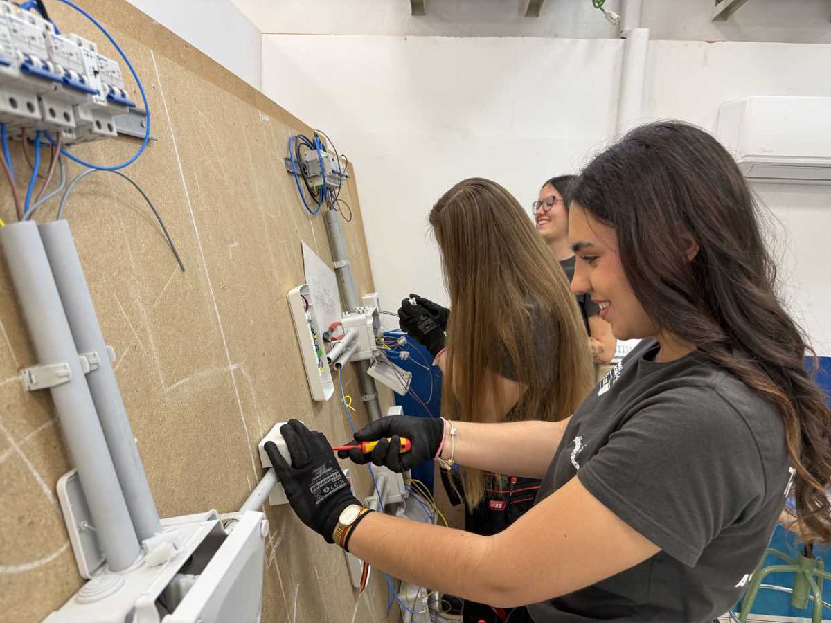 LaNuciaES's tweet photo. ⚡️👩🏻‍🔧🧑🏻‍🔧La Nucía invierte 258.175 € en la Escuela Taller para jóvenes.

🎥👉🏻 https://t.co/96JbgpGVJP

#LaNucia #FentPobleFemFutur https://t.co/wpZR78lKBr