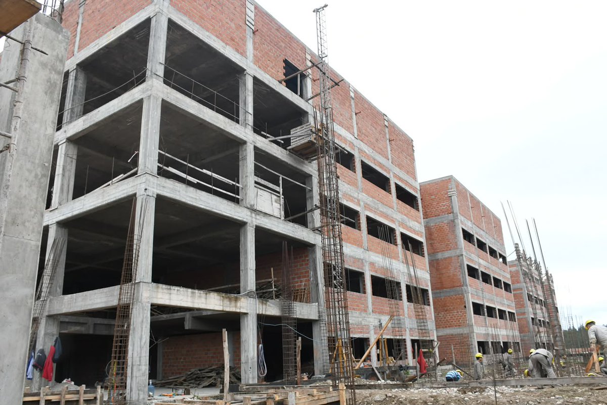 MinSCamacho's tweet photo. Las dos obras que @GustavoSaenzOK supervisó en Orán muestran que cumplimos los compromisos. La construcción de la Ciudad Judicial avanza con el apoyo económico de la Provincia y la ampliación de la escuela Pizarro finaliza con fondos propios. Seguimos haciendo obras para #Salta. https://t.co/zaUdwyIO7Q