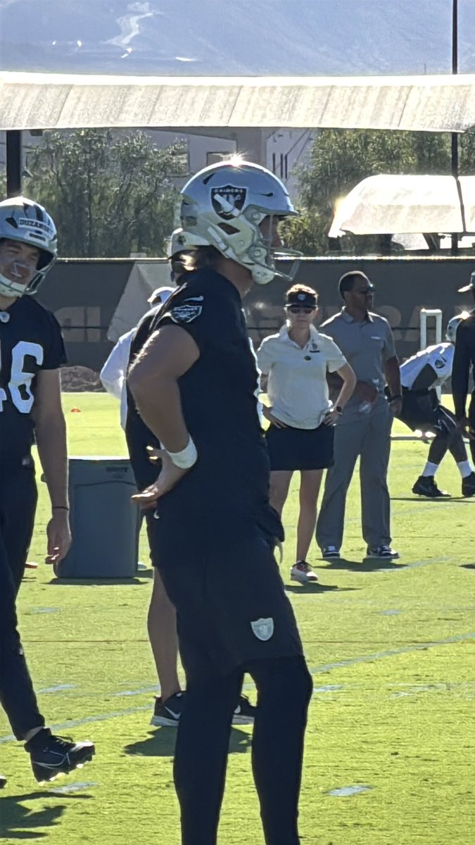 harryruiz's tweet photo. The shield is back. The Silver &amp; Black look complete again. ☠️🏴‍☠️ #Raiders #RaiderNation https://t.co/uPJGcCfLXx