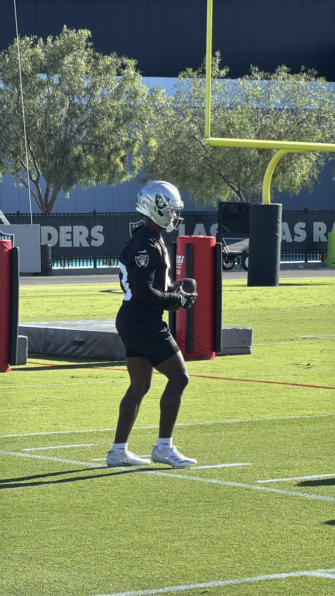 harryruiz's tweet photo. The shield is back. The Silver &amp; Black look complete again. ☠️🏴‍☠️ #Raiders #RaiderNation https://t.co/uPJGcCfLXx