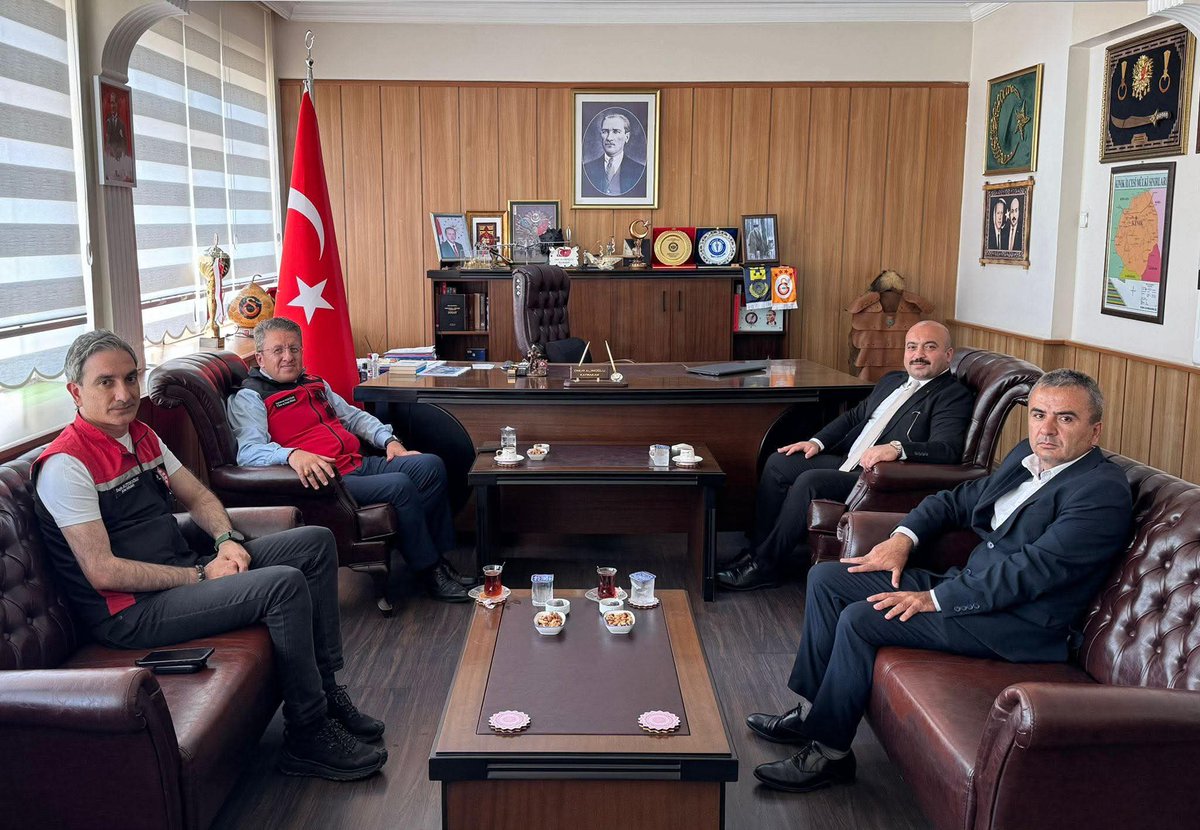 izmirtarim's tweet photo. İl Müdürümüz Sayın Kahraman Akdoğan, Kınık Kaymakamı Sayın Onur Alimoğlu'nu makamında ziyaret etti. https://t.co/LNNQgRkHOE