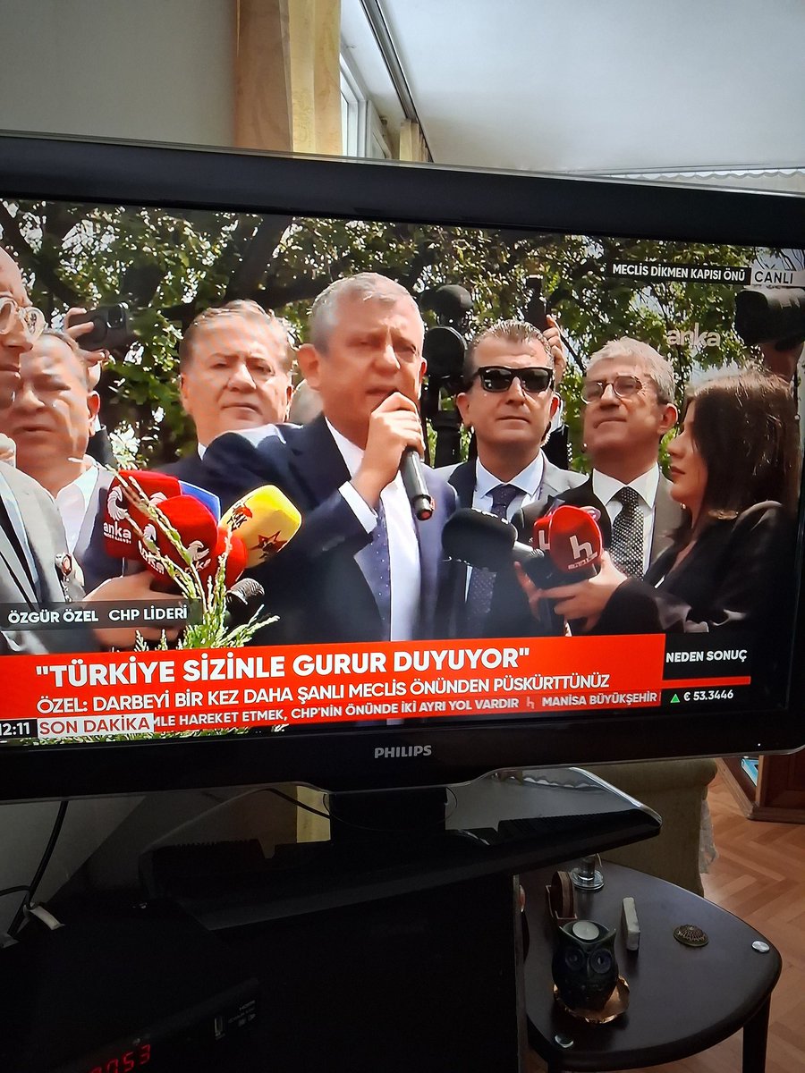 Twltter26445690's tweet photo. @halktvcomtr @GizemCetin88 Bugün kritik bir #esik
Mecliste olması gereken @eczozgurozel hem meclis içinde hem de Meclisin kapısında Muhteşem konusmalar yapmıştır..Seçilmiş başkasıdır @degisimmCHP nin.. https://t.co/qX2pK7HnSp