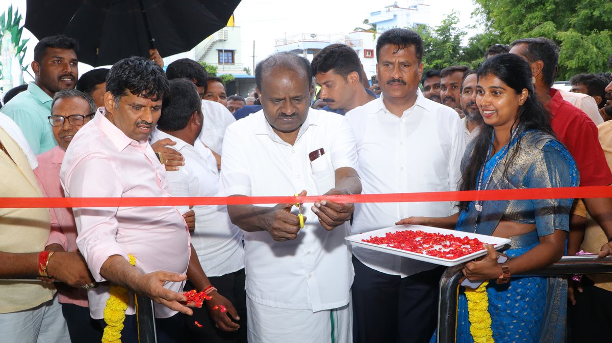hd_kumaraswamy's tweet photo. 📍ಮಂಡ್ಯ

ನಾಗಮಂಗಲ ವಿಧಾನಸಭೆ ಕ್ಷೇತ್ರದ ಹೊಸೂರು ಸಮೀಪದ ಹೆದ್ದಾರಿಯಲ್ಲಿ ನಿರ್ಮಿಸಲಾಗಿರುವ ಸುಸಜ್ಜಿತ ಬಸ್ ತಂಗುದಾಣದ ಉದ್ಘಾಟನೆ ನೆರವೇರಿಸಲಾಯಿತು. ಕೇಂದ್ರದ ಉಕ್ಕು ಸಚಿವಾಲಯದ ಅಧೀನದಲ್ಲಿರುವ ಭಾರತೀಯ ಖನಿಜಾಭಿವೃಧಿ ನಿಗಮದ (NMDC) ಸಿಎಸ್ ಆರ್ ನಿಧಿ ನೆರವಿನಿಂದ ಈ ತಂಗುದಾಣವನ್ನು ನಿರ್ಮಿಸಲಾಗಿದೆ.
#ಮಂಡ್ಯ https://t.co/eF9pvrnl3q