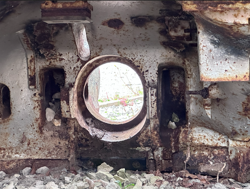 FWD_Publishing's tweet photo. Another carpark guardian at The Tank Museum Bovington is this Chieftain turret. The casting is more than a foot (300 mm) thick in places at the front as well as being an aesthetically pleasing shape to the curviness of it as well. #tanks https://t.co/zbXsoYQU6B