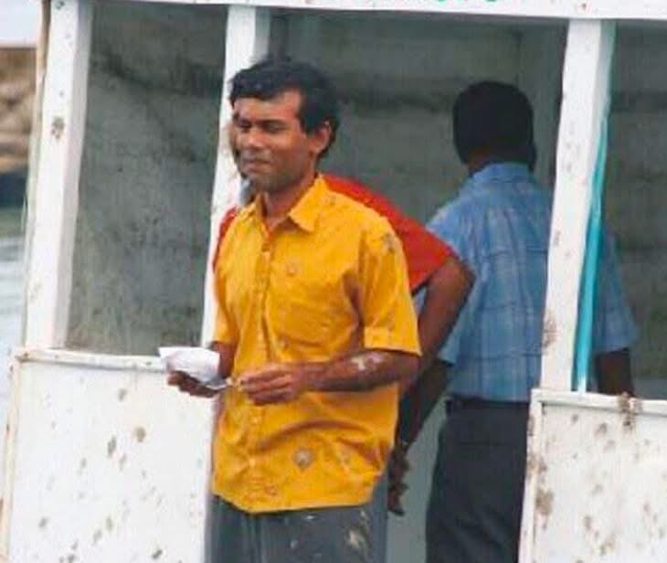 lucasjalyl's tweet photo. މީ އަންނި 💛💪 

އޭރު ބައެއް ރަށްރަށަށް ދިޔައީމަ ޖެހީ ކިސަޑު 
ބައެއް ރަށްރަށަށް އެރީ އެކަނި 
ދެއްކި ވާހަކައަށް ގިނަ މީހުން ޖެހީ ޖޯކު
އެކަނިވެރި މައިންނަށް، ދުވަސްވީ މީހުންނަށް އިނާޔަތް ދެވޭނެކަން ގަބޫލުނުކުރި 

މިއަދު ރަށްރަށުން އެންމެ ގަދައަށް އަންނި ފަހަތުގަ ތިބީ އޭރު އަންނި ގަޔަށް “ކިސަޑު ޖެހި” މީހުން 

ރަށްރަށުގެ ދިގު ސަފުތައް އަތުރަނީ އެ މީހުން 💛 

#VoteAnni