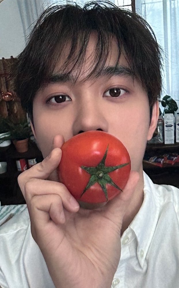 feelsowhale's tweet photo. kyungsoo and his tomato 🍅🐈‍⬛ https://t.co/GVWdGPY7nM