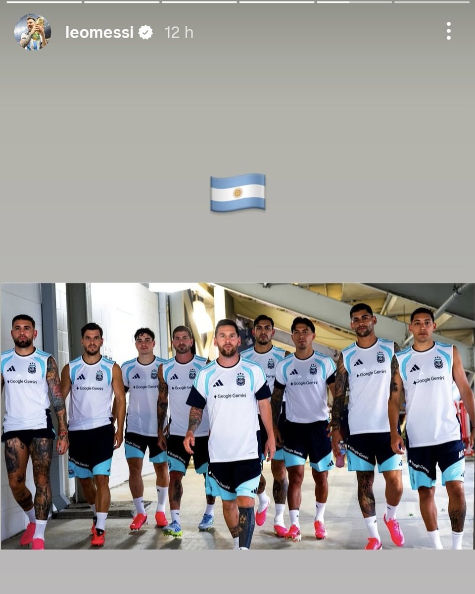 cutieson717's tweet photo. Que locura está foto.   
La confianza de Messi en este equipo🇦🇷 

La ilusión por la cuarta es enorme 
😭🩵🤍 https://t.co/qvxe73Mj40