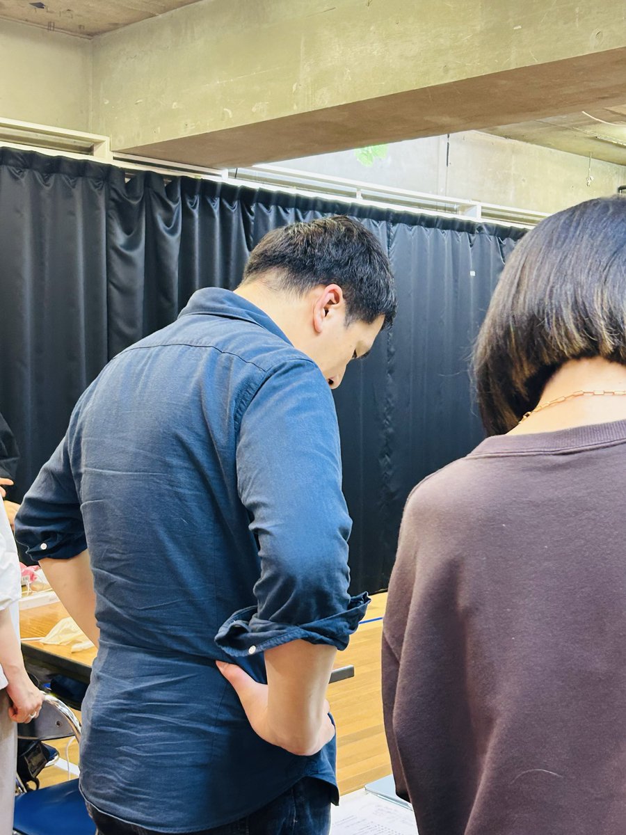 uri_irie's tweet photo. #劇団ミュ
#妻と飛んだ特攻兵
#１日1岡本さん　26日目🎶

今日はバンド合わせDAYでした😊かんなさんのピアノ🎹とれおんのパーカッション🥁やっぱ最っ高だったぁ❗️🔥劇団ミュで沢山お世話になったKENTAROさんにも久しぶりにお会いできて嬉しかったです❗️😚

本番前の緊迫感漂う岡本さん…⬇️🔥 https://t.co/yJcguE9hbl