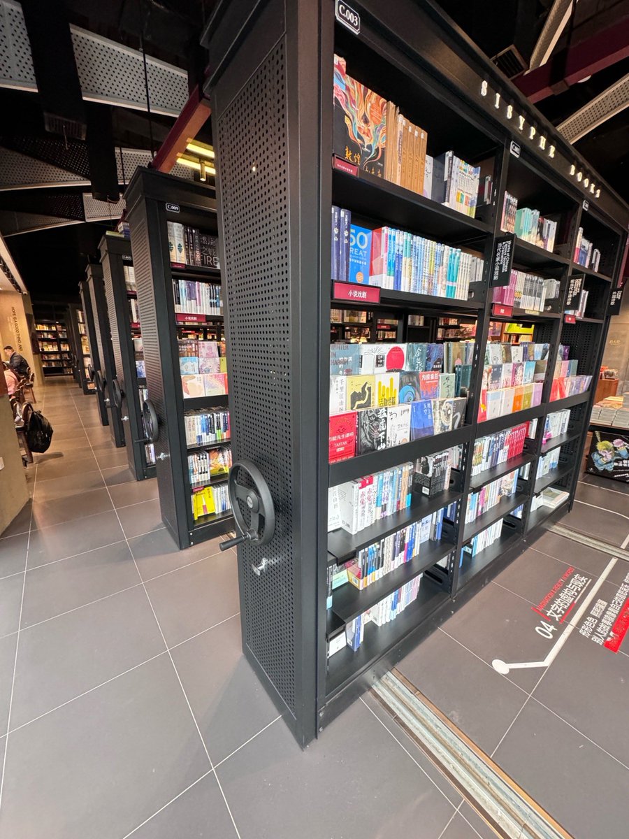 LPlower's tweet photo. 第一次用AR逛线下书店，边逛边弹出作家的创作小故事，像把书里的秘密拆成了逛街小惊喜，太有意思啦！， https://t.co/7qzuBQ7Pds
