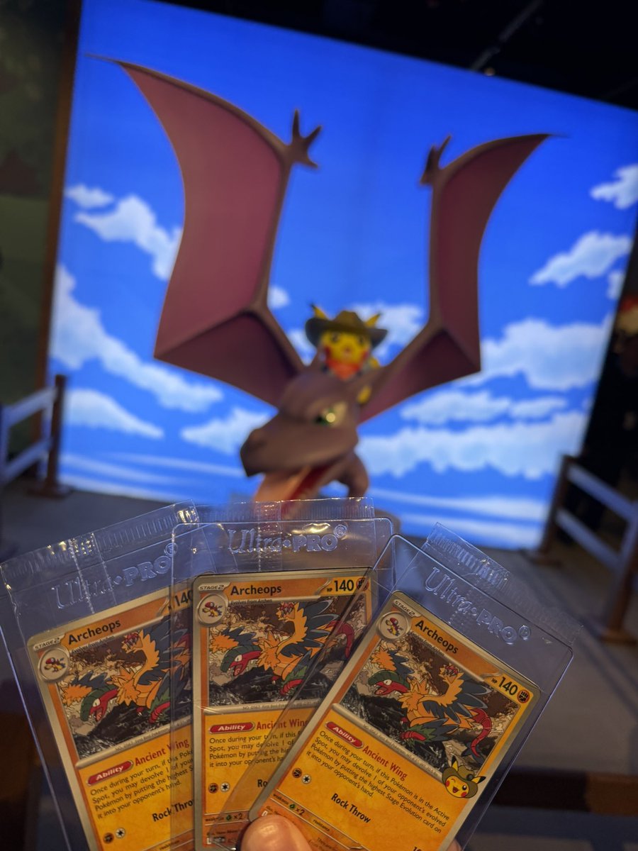 glitchtoriches's tweet photo. told you I bought 3 tickets.

flew to Chicago. walked out with 3 cards.

eBay comps still sitting at $100+ each. https://t.co/3mYFfkg7tR